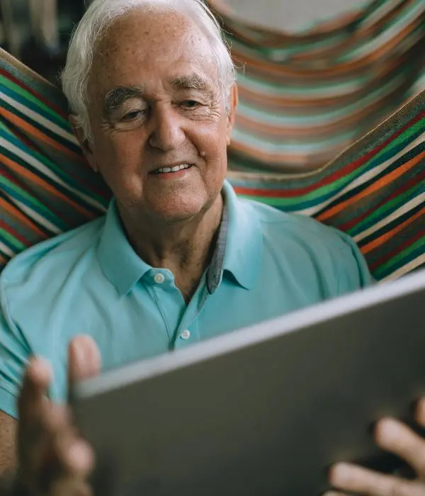 senior at laptop