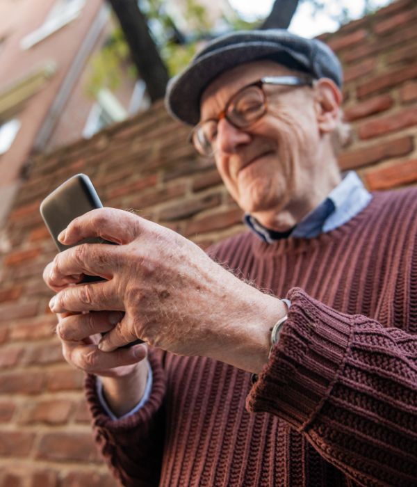 senior with smartphone