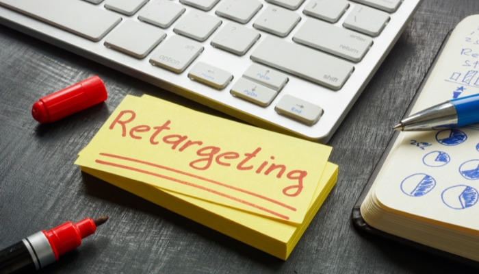 Sticky note with the word Retargeting written in red marker